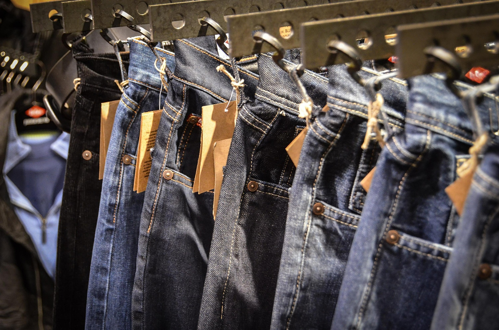 Hosenarten für Männer Jeans am Bügel