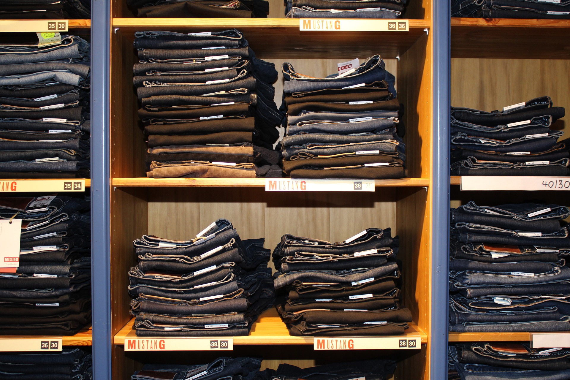 Hosenarten für Männer Jeans im Regal