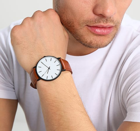 Whiteshirt Style mit Accessoire Uhr